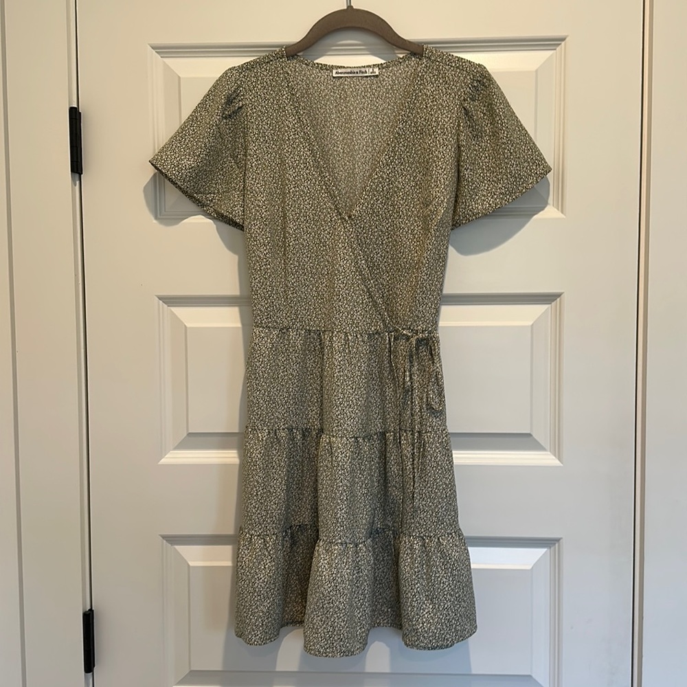 Abercrombie & Fitch flutter sleeve floral print wrap dress. Small